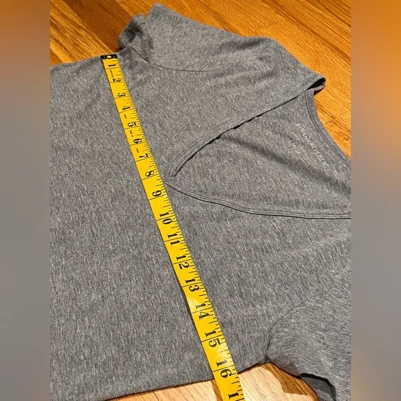 2 Banana Republic Gray V-Neck Women T-shirts - Picture 3 of 10